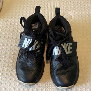 Nike team hustle d 8 basketball shoes Kids Black Sneakers youth 5.5